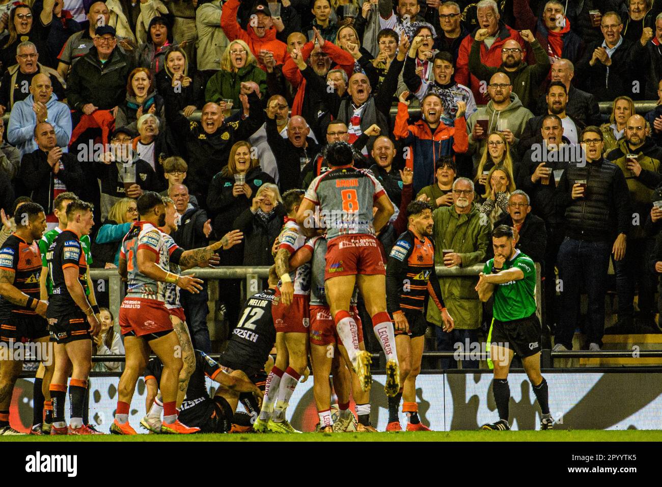 Leigh-Spieler feiern ihren Versuch beim Betfred Super League-Spiel zwischen Leigh Leopards und Castleford Tigers am Freitag, den 5. Mai 2023 im Leigh Sport Stadium in Leigh. (Foto: Ian Charles | MI News) Guthaben: MI News & Sport /Alamy Live News Stockfoto