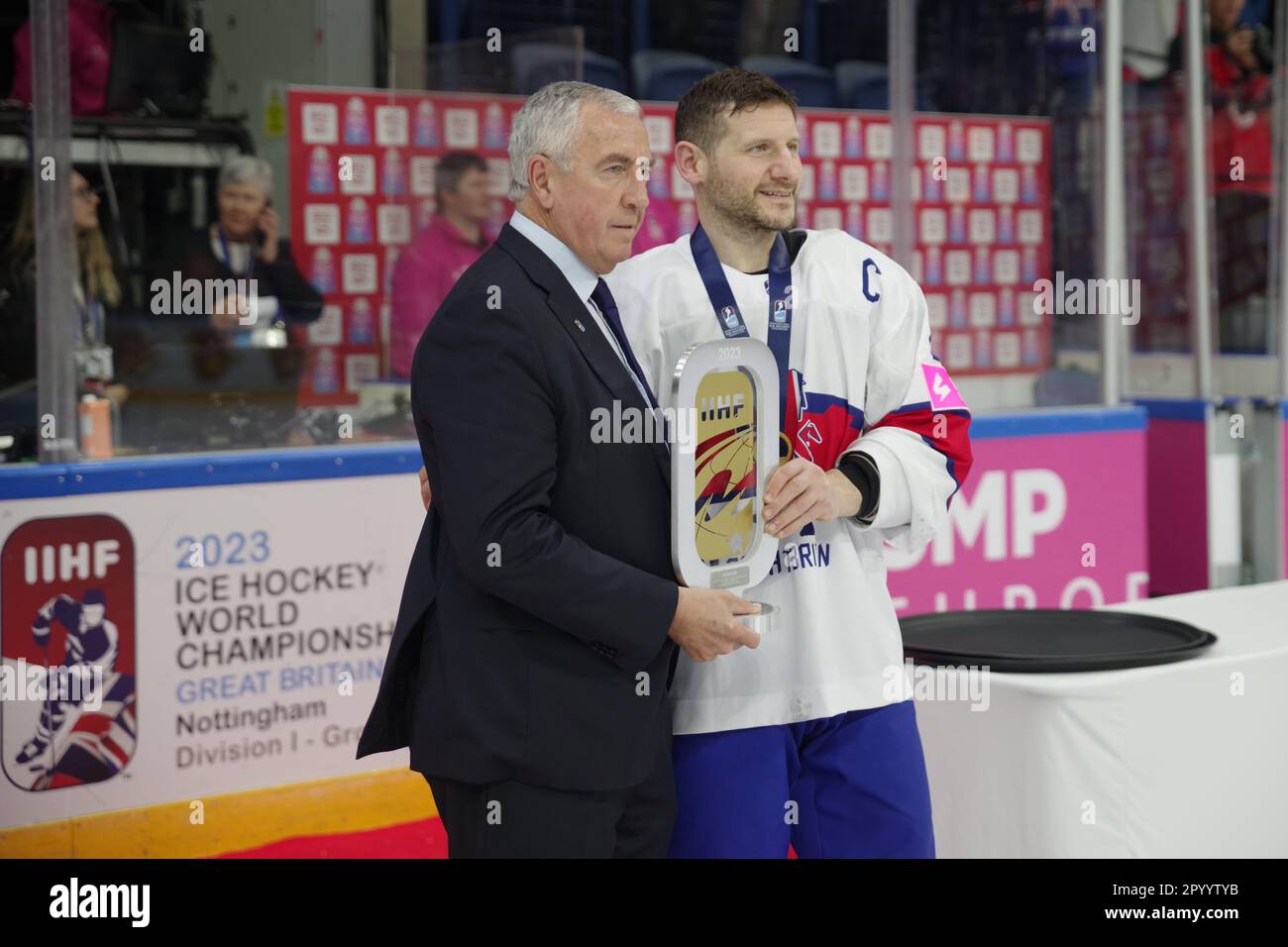 Nottingham, 5. Mai 2023. Der britische Kapitän Jonathan Phillips erhält die Siegertrophäe, nachdem Großbritannien die IIHF-Eishockey-Weltmeisterschaft 2023 in der Division I, Gruppe A, in der Motorpoint Arena, Nottingham, gewonnen hat. Kredit: Colin Edwards/Alamy Live News Stockfoto