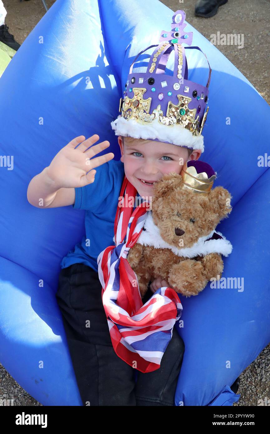 London, Großbritannien. 5. Mai 2023. In der Mall vor der Krönung von König Charles III. Campen viele Anhänger der königlichen Familie in London, die rot, weiß und blau patriotische Kleidung tragen. Credit: Paul Brown/Alamy Live News Stockfoto