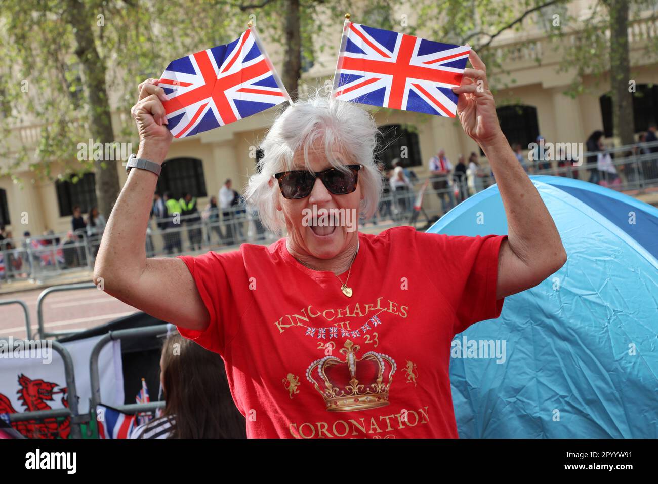 London, Großbritannien. 5. Mai 2023. In der Mall vor der Krönung von König Charles III. Campen viele Anhänger der königlichen Familie in London, die rot, weiß und blau patriotische Kleidung tragen. Credit: Paul Brown/Alamy Live News Stockfoto