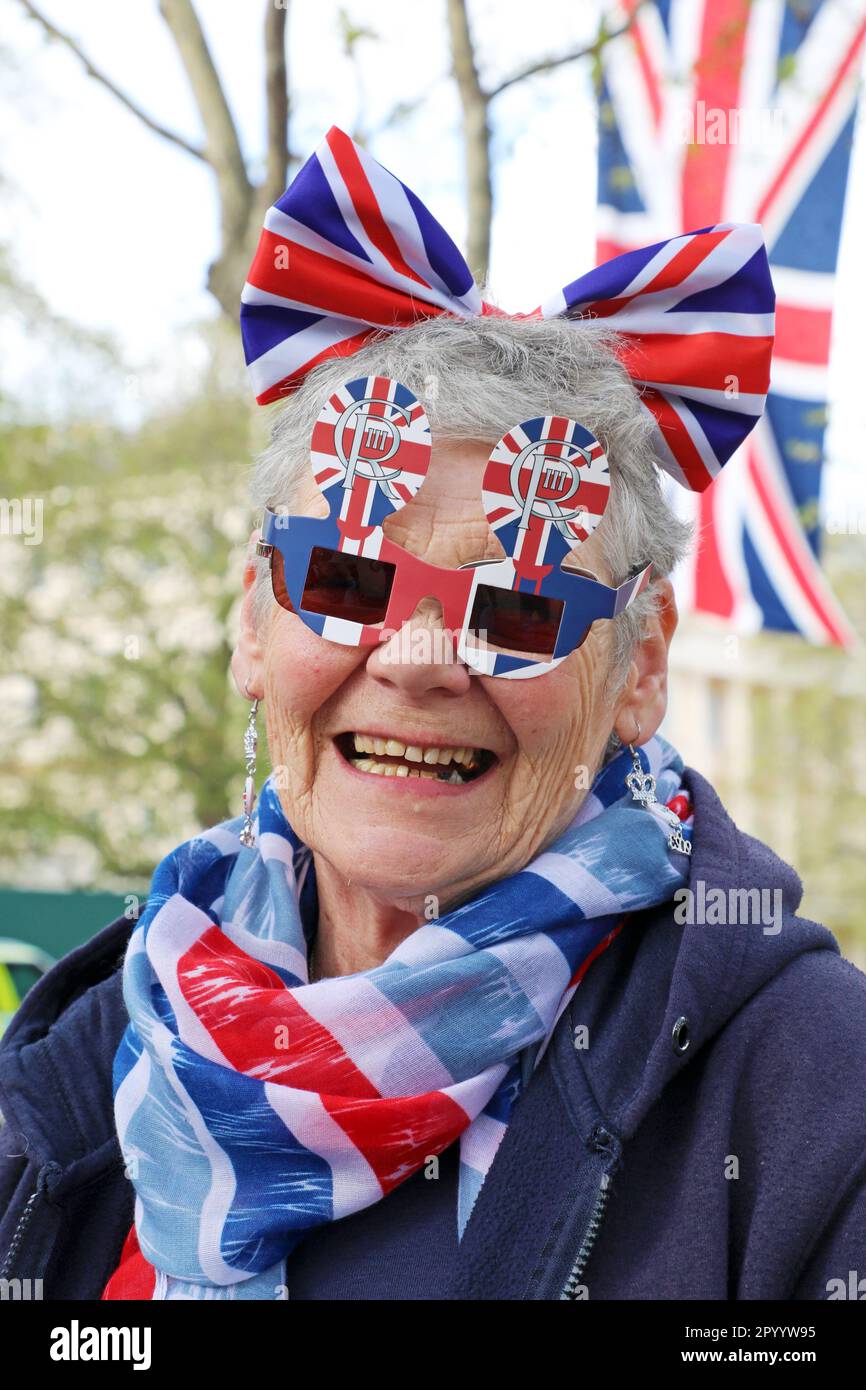 London, Großbritannien. 5. Mai 2023. In der Mall vor der Krönung von König Charles III. Campen viele Anhänger der königlichen Familie in London, die rot, weiß und blau patriotische Kleidung tragen. Credit: Paul Brown/Alamy Live News Stockfoto