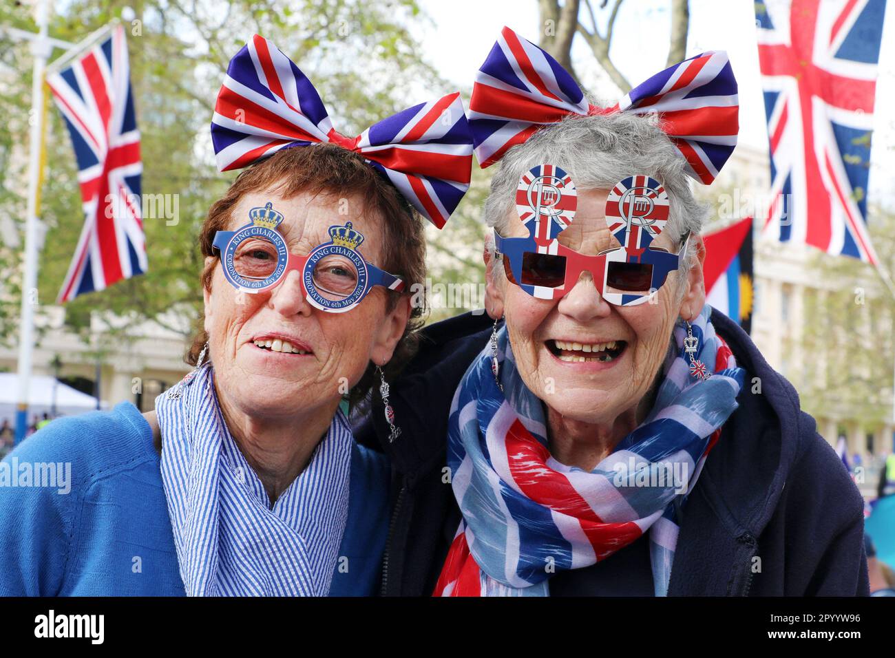 London, Großbritannien. 5. Mai 2023. In der Mall vor der Krönung von König Charles III. Campen viele Anhänger der königlichen Familie in London, die rot, weiß und blau patriotische Kleidung tragen. Credit: Paul Brown/Alamy Live News Stockfoto