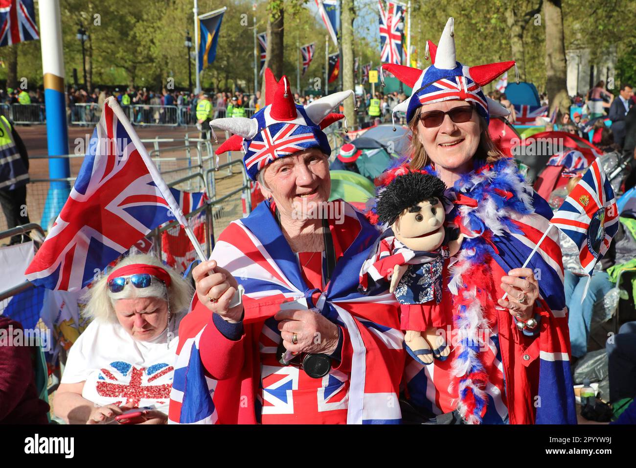 London, Großbritannien. 5. Mai 2023. In der Mall vor der Krönung von König Charles III. Campen viele Anhänger der königlichen Familie in London, die rot, weiß und blau patriotische Kleidung tragen. Credit: Paul Brown/Alamy Live News Stockfoto