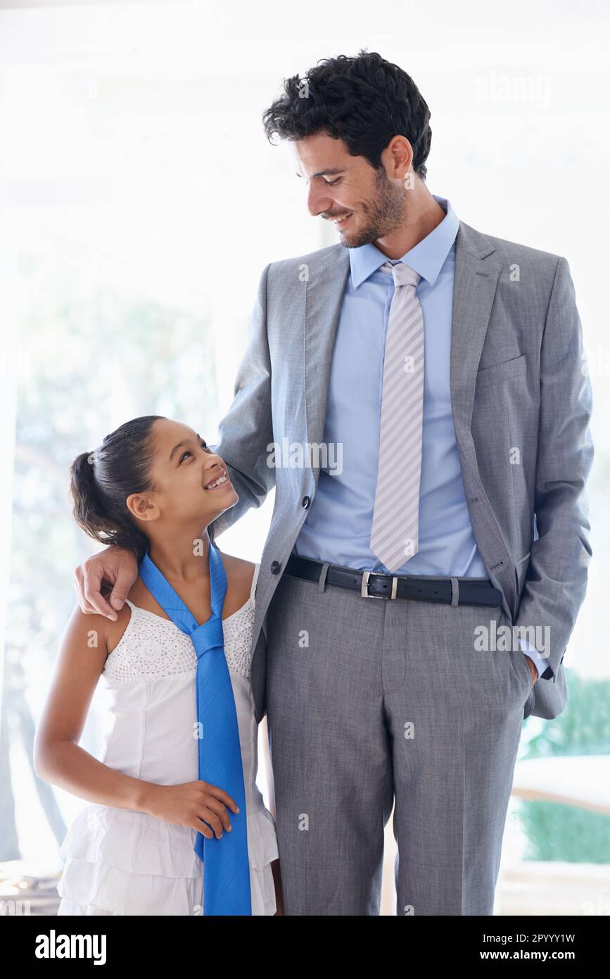 Er ist der beste Vater. Ein Geschäftsmann, Vater und Tochter, die sich liebevoll anschauen. Stockfoto