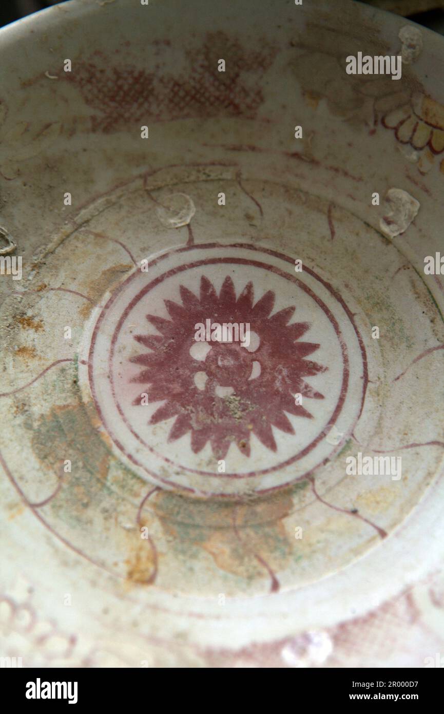Details des Motivs, das auf einer alten chinesischen Keramikschüssel verwendet wurde, die aus dem Schiffbruch des Cirebon aus dem 9.-10. Jahrhundert, das 2003 in der Java-See nördlich von Cirebon, West-Java, Indonesien, gefunden wurde. Fotografiert im Lagerraum der Direktion für Unterwasserarchäologie, Indonesiens Ministerium für Kultur und Tourismus in Jakarta, Indonesien. Stockfoto