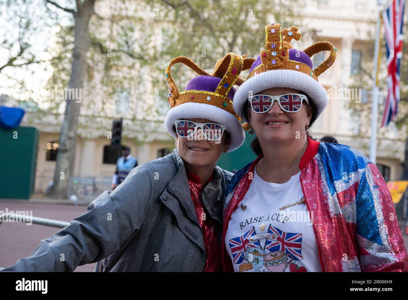 London, Großbritannien. 5. Mai 2023 Nur noch einen Tag bis zur Krönung von König Karl III. Und Königin Camilla, Tausende sind bereits in die Mall gekommen, von wo aus sie die Prozession am Samstag, den 6. Mai 2023 sehen werden. Unter ihnen die Schwestern Carol aus Capetown und Jenny aus Surrey. Kredit: Kiki Streitberger / Alamy Live News Stockfoto