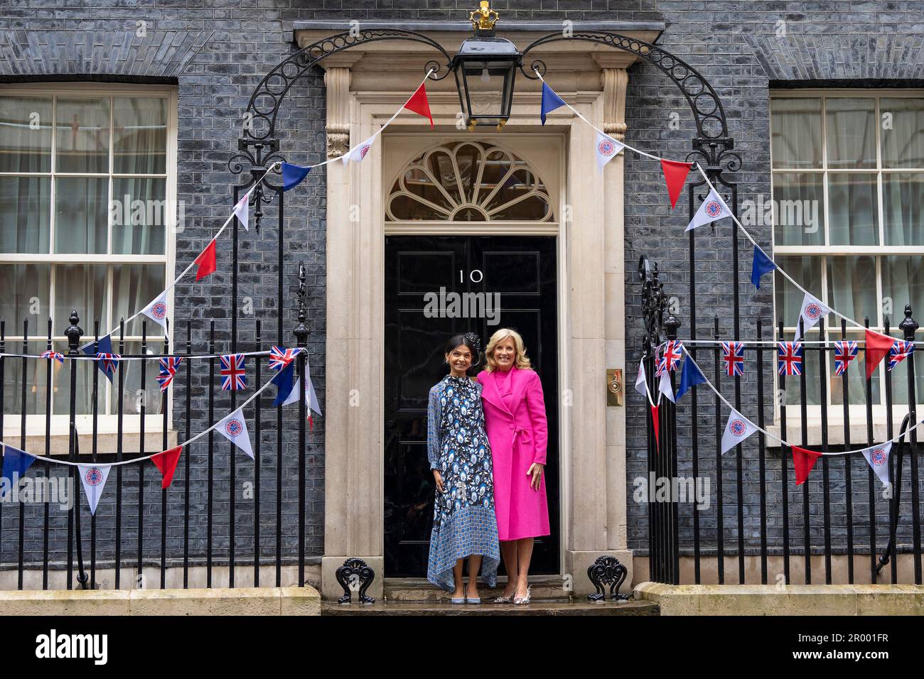 London, Vereinigtes Königreich. 05. Mai 2023. US First Lady Jill Biden, rechts, posiert mit Akshata Murty, links, Ehefrau des britischen Premierministers Rishi Sunak, vor dem Residenz des Premierministers in Nr. 10 Downing Street, 5. Mai 2023 in London, Großbritannien. Die First Lady ist in London zur Krönung von König Karl III. Und Königin Camilla im Namen der Vereinigten Staaten von Amerika. Kredit: Erin Scott/White House Photo/Alamy Live News Stockfoto