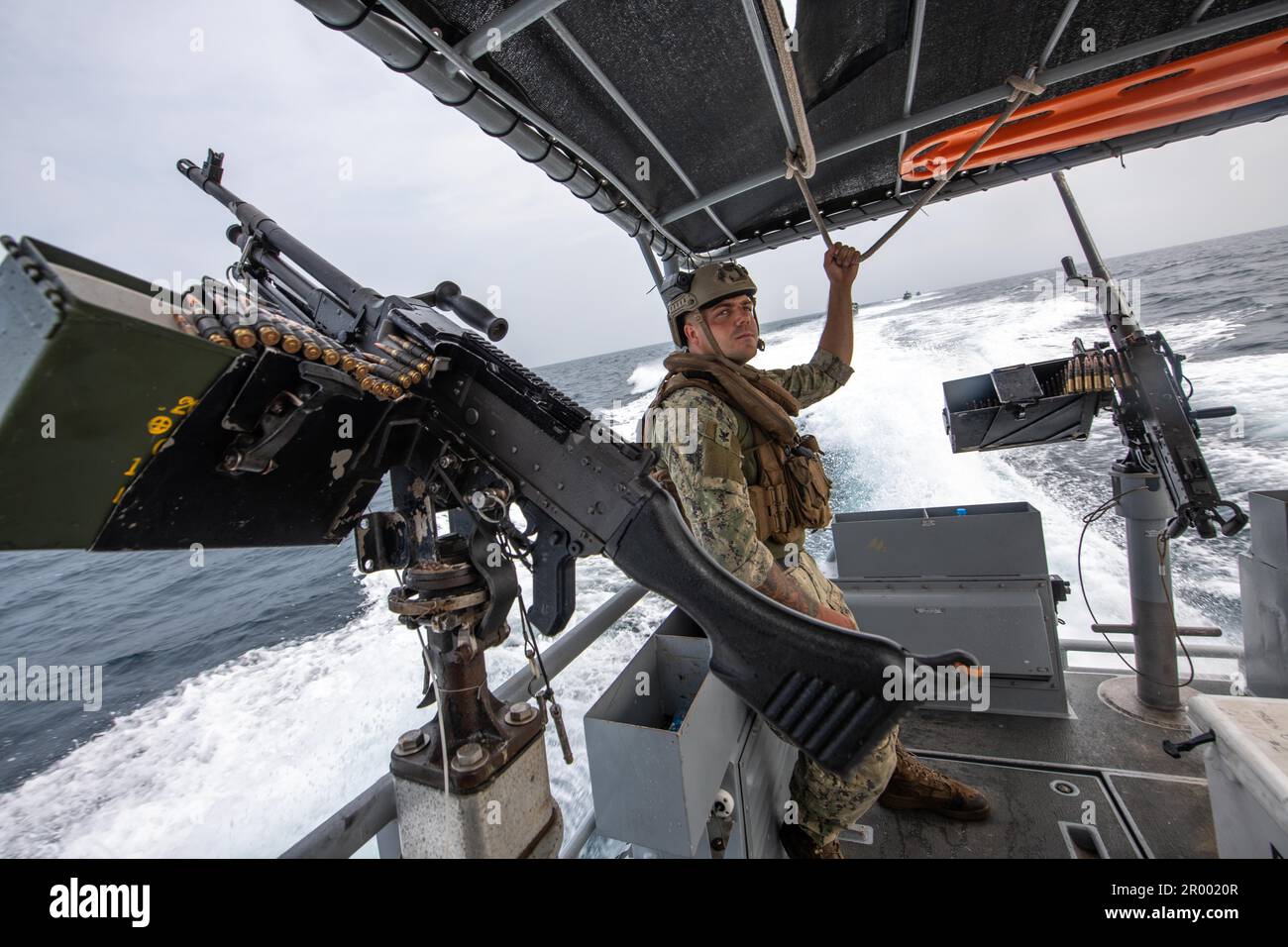 GOLF VON TADJOURA, Dschibuti (14. März 2023) Machinist Mate 2. Klasse Nicholas Marcolina, aus Philadelphia, PA., Reserve Sailor zugewiesen zum Maritime Expeditionary Security Squadron Acht , entsandt nach Camp Lemonnier, Dschibuti, steht auf einem Patrouillenboot im Golf von Tadjoura, 14. März 2023. Camp Lemonnier dient als Expeditionsbasis für US-Streitkräfte, die Schiffe, Flugzeuge und Personal unterstützen, die die Sicherheit in ganz Europa, Afrika und Südwestasien gewährleisten. CLDJ ermöglicht maritime und Kampfoperationen am Horn von Afrika und fördert gleichzeitig positive US-amerikanische Aktivitäten - Afrika rela Stockfoto