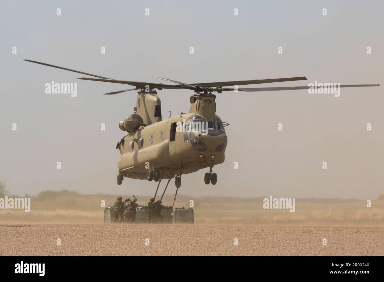 Kanadische Streitkräfte leiten den CH-47 Chinook Helikopter der Firma B, 1-376. Aviation Regiment, um die Last des Hebegurts während der Übung Maple Resolve 2018 in Wainwright, Alberta, Kanada, zu erhalten. (Foto der Nebraska National Guard von Staff Sgt. Herschel Talley) Stockfoto