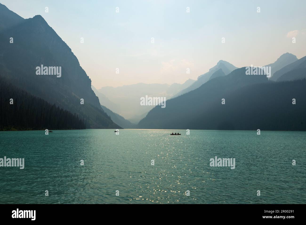 Lake Louise mit Waldbränden, Banff-Nationalpark, Alberta, Kanada. Stockfoto