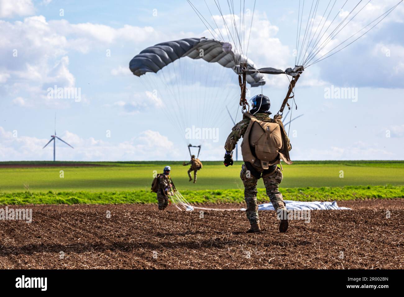 Fallschirmjäger in den USA Special Operations Command Europe kehrt nach einem HALO-Sprung (High Altitude-Low Opening) aus 10.000 Metern Höhe aus einem C-130J Super Hercules Flugzeug vom 14. April 2023 in der Nähe von Alzey zur Erde zurück. Fallschirmjäger führen regelmäßig multinationale Flugübungen durch, um sicherzustellen, dass sie ihre Fähigkeiten und Fähigkeiten weiterhin beherrschen. Diese Art von Schulung stellt sicher, dass SOCEUR präsent, tödlich und bereit ist, sich jederzeit und überall schnell zu implementieren. (USA Armeefoto von Staff Sgt. Jacob Dunlap) Stockfoto