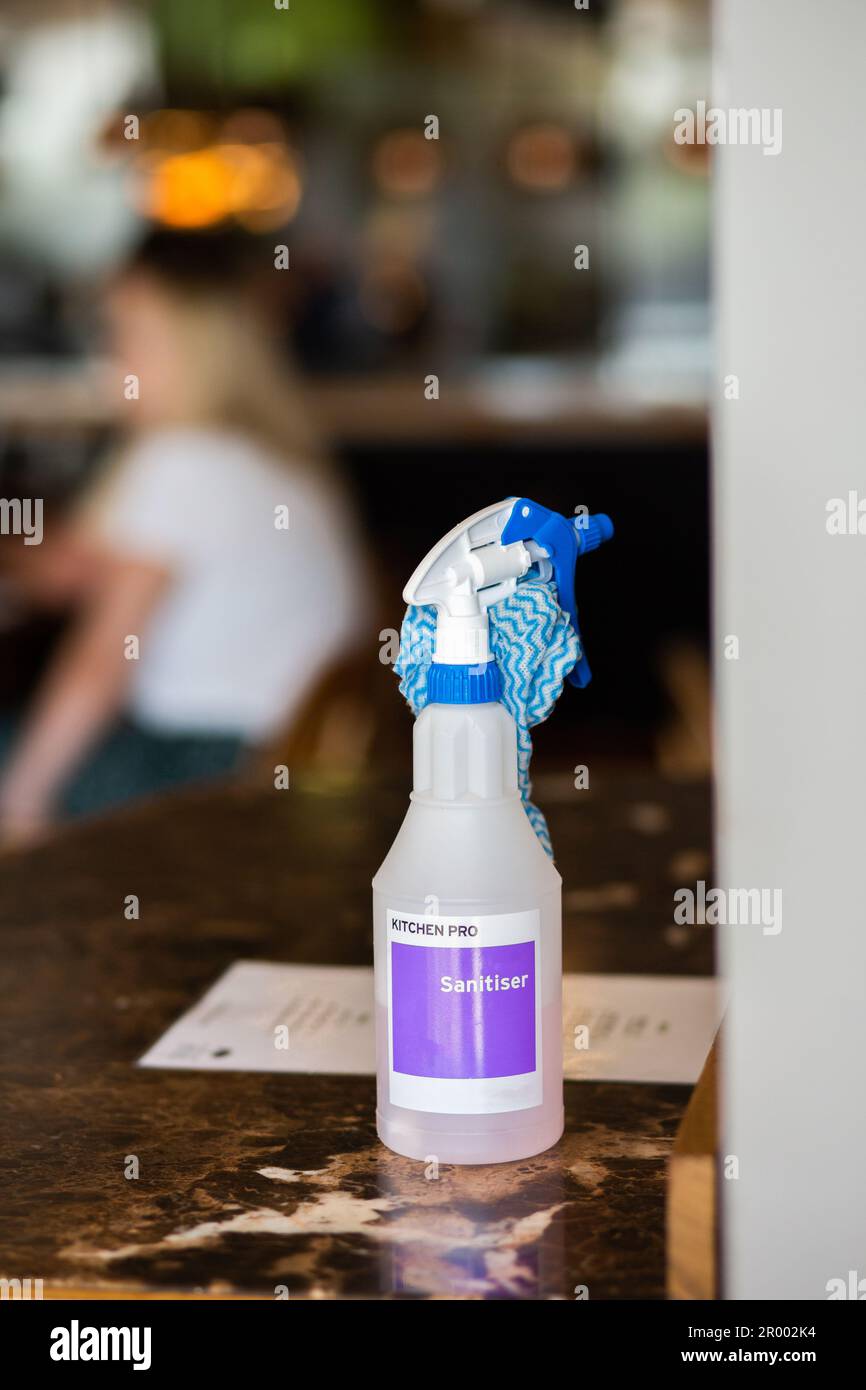 Flasche Desinfektionsspray auf dem Tisch im Restaurant Stockfoto