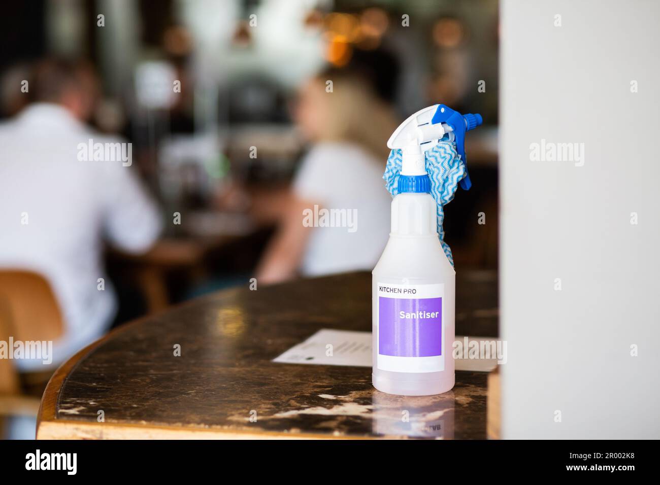 Flasche Desinfektionsspray auf dem Tisch im Restaurant Stockfoto