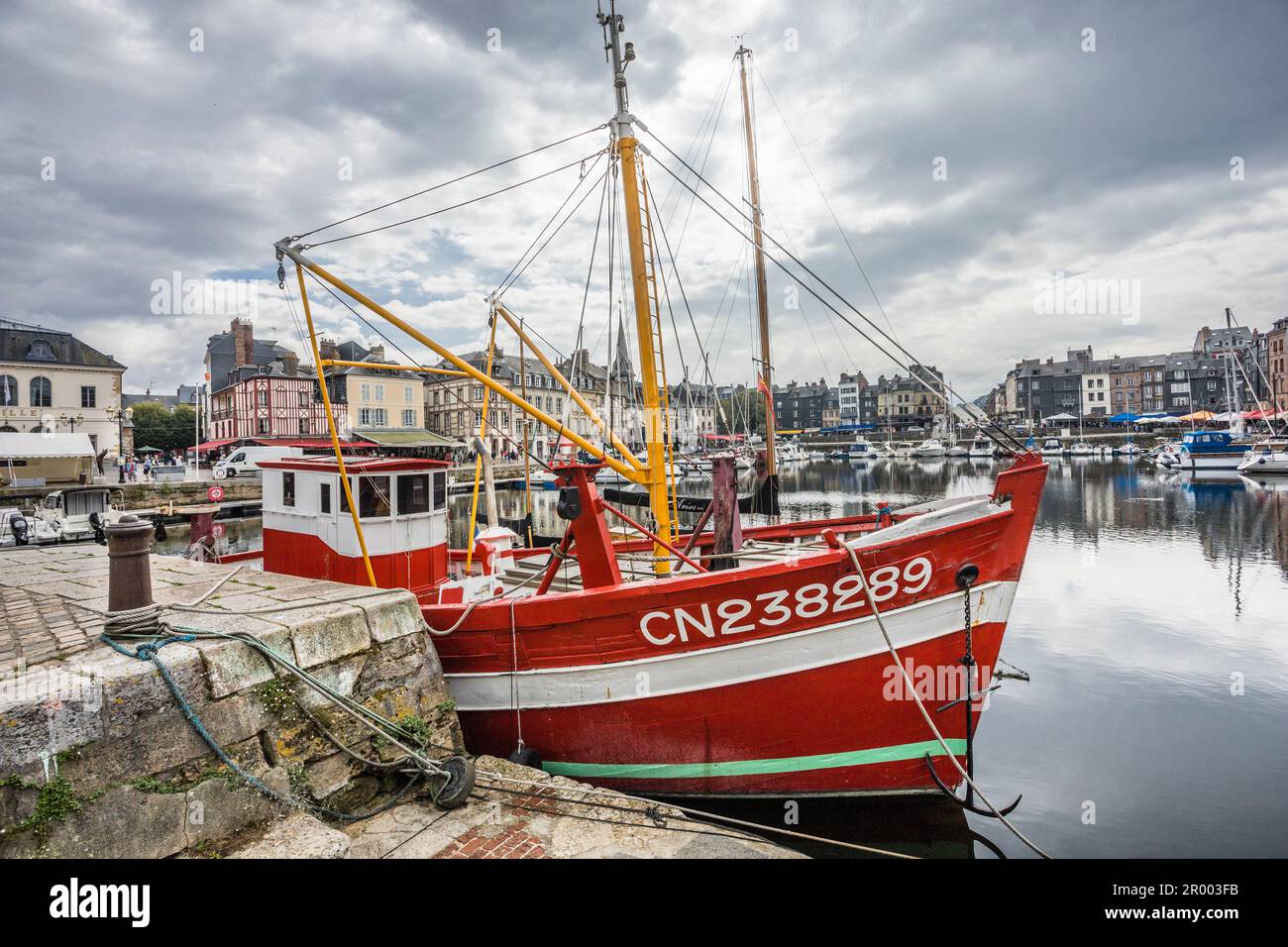 Blick auf Vieux-Bassin, den alten Hafen von Honfleur, Departement Calvados; Normandie, Frankreich Stockfoto