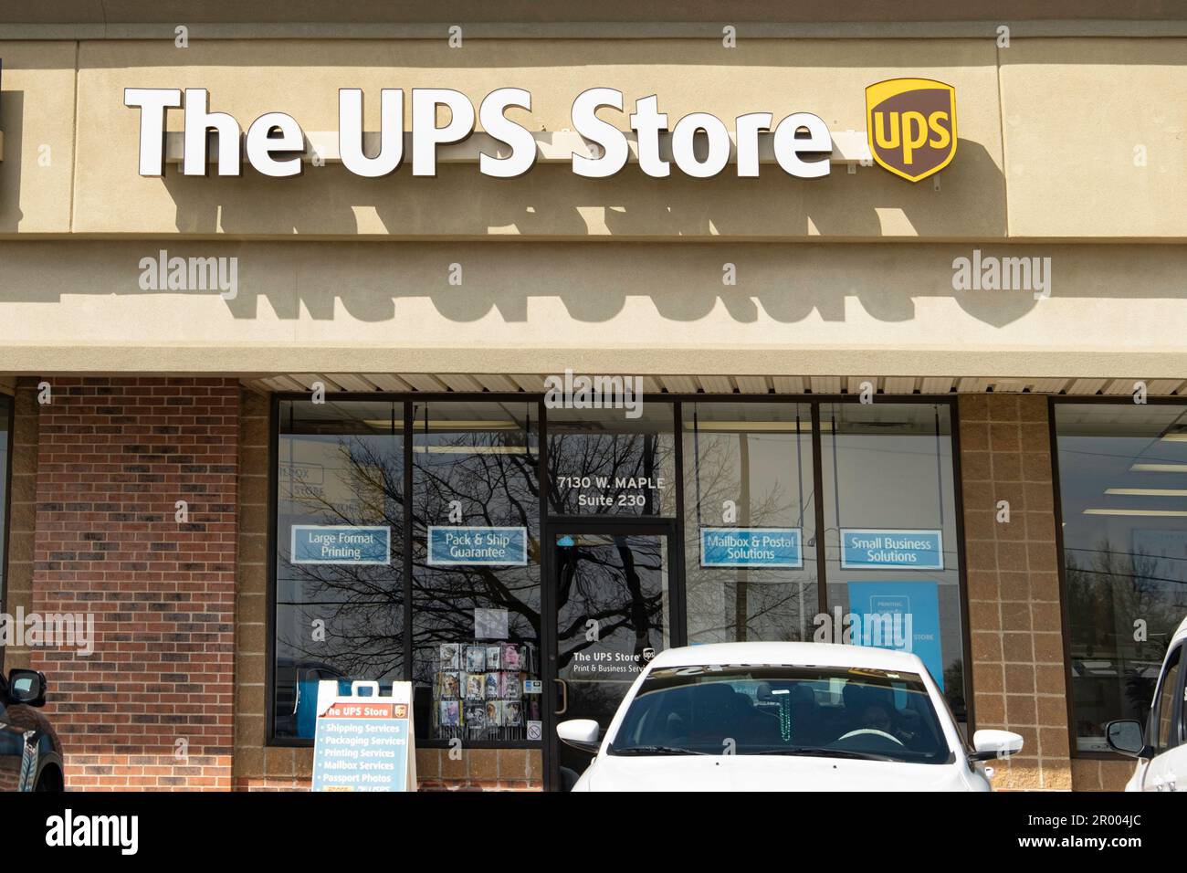 The UPS Store & Logo Storefront & Entry in Wichita, Kansas, USA. Stockfoto
