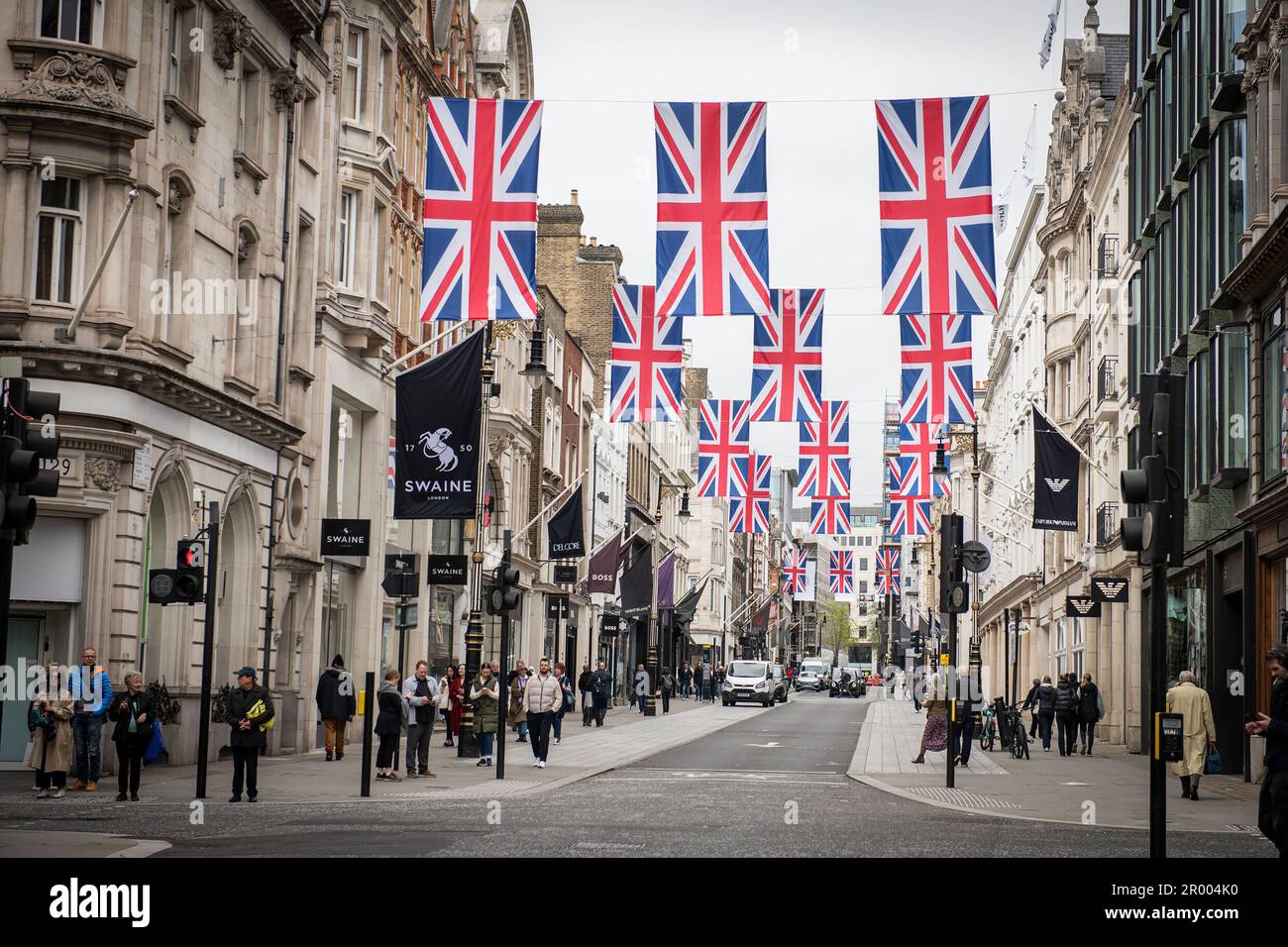 London, Großbritannien. 05. Mai 2023. Die Union Jacks dekorieren am 5. Mai 2023 in London, England, eine Straße als Vorbereitungen für die Krönung von König Karl III. Und Königin Camilla, die am 6. Mai stattfindet, und fahren um London herum. Foto: Mayor of London Press Office/UPI Credit: UPI/Alamy Live News Stockfoto