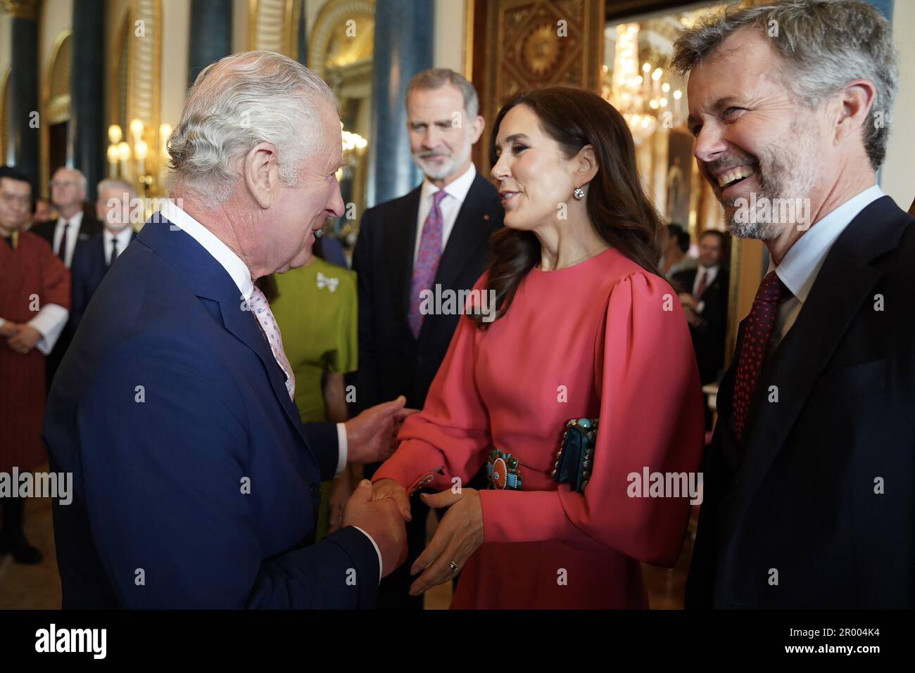 London, Großbritannien. 05. Mai 2023. König Karl III. (L) spricht mit Mary, Kronprinzessin von Dänemark, und Frederik, Kronprinz von Dänemark, bei einem Empfang im Buckingham Palace für ausländische Gäste, die am Freitag, den 5. Mai 2023 in London, England, an der Krönung von König Karl III. Teilnehmen. Foto: Royal Family/UPI Credit: UPI/Alamy Live News Stockfoto