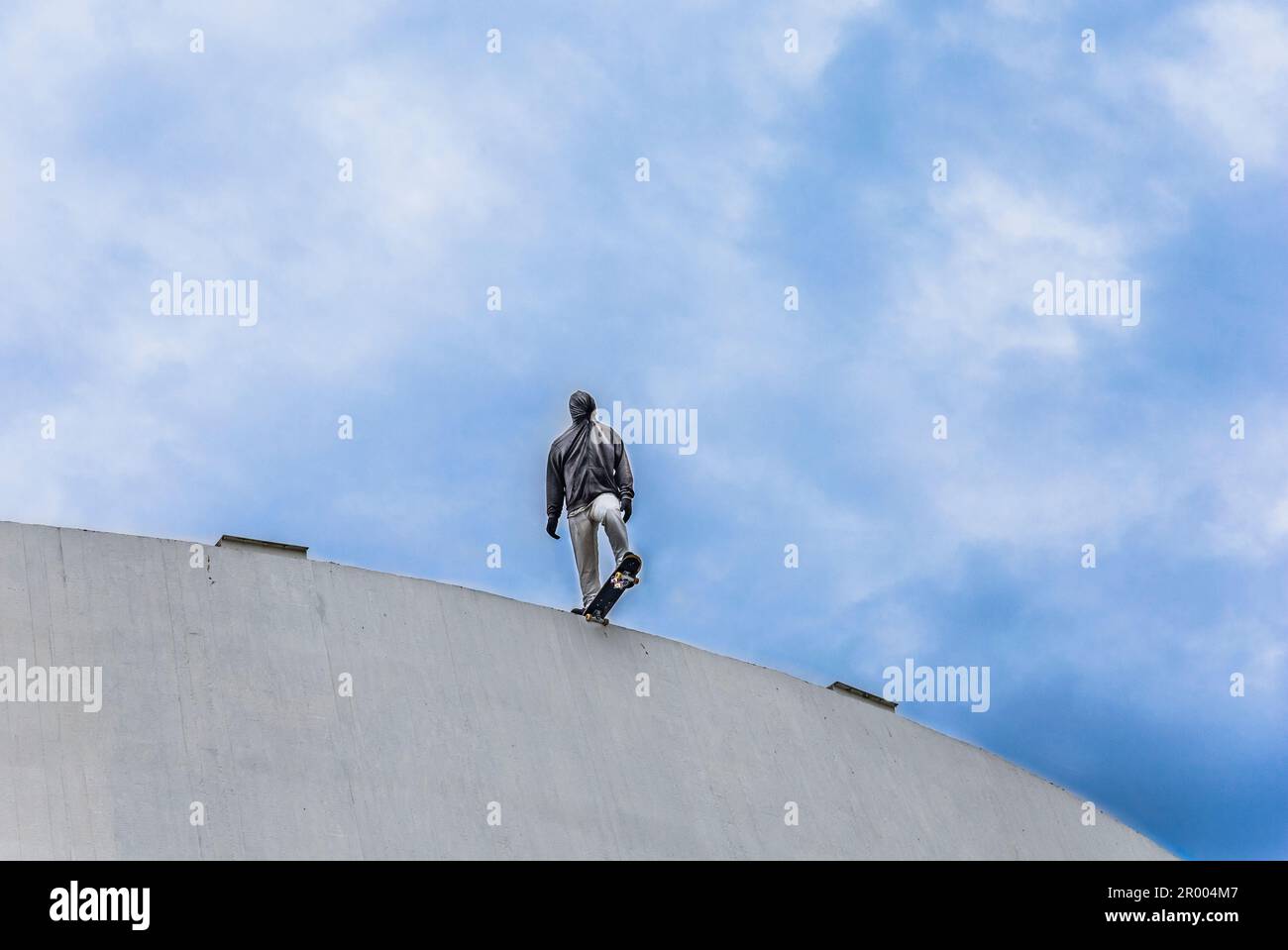 Skulpturelle Straßeninstallation eines Skateboarders durch den amerikanischen Künstler Mark Jenkins auf dem Culturalk Centre Le Havre, ansonsten Knon als „The Vo Stockfoto