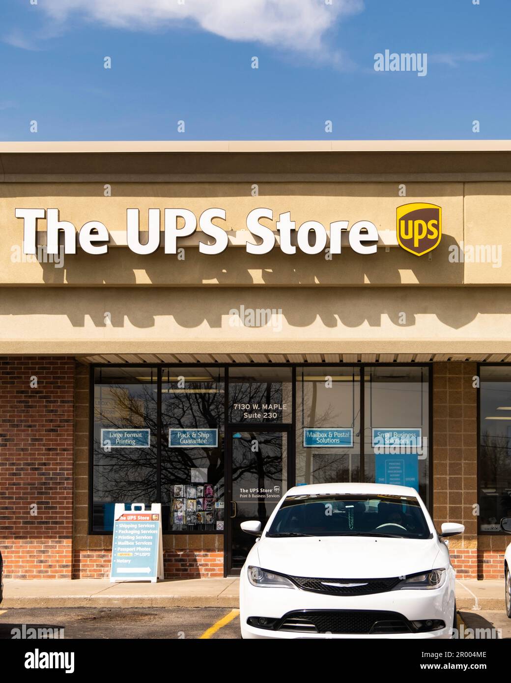 The UPS Store & Logo Storefront & Entry in Wichita, Kansas, USA. Stockfoto
