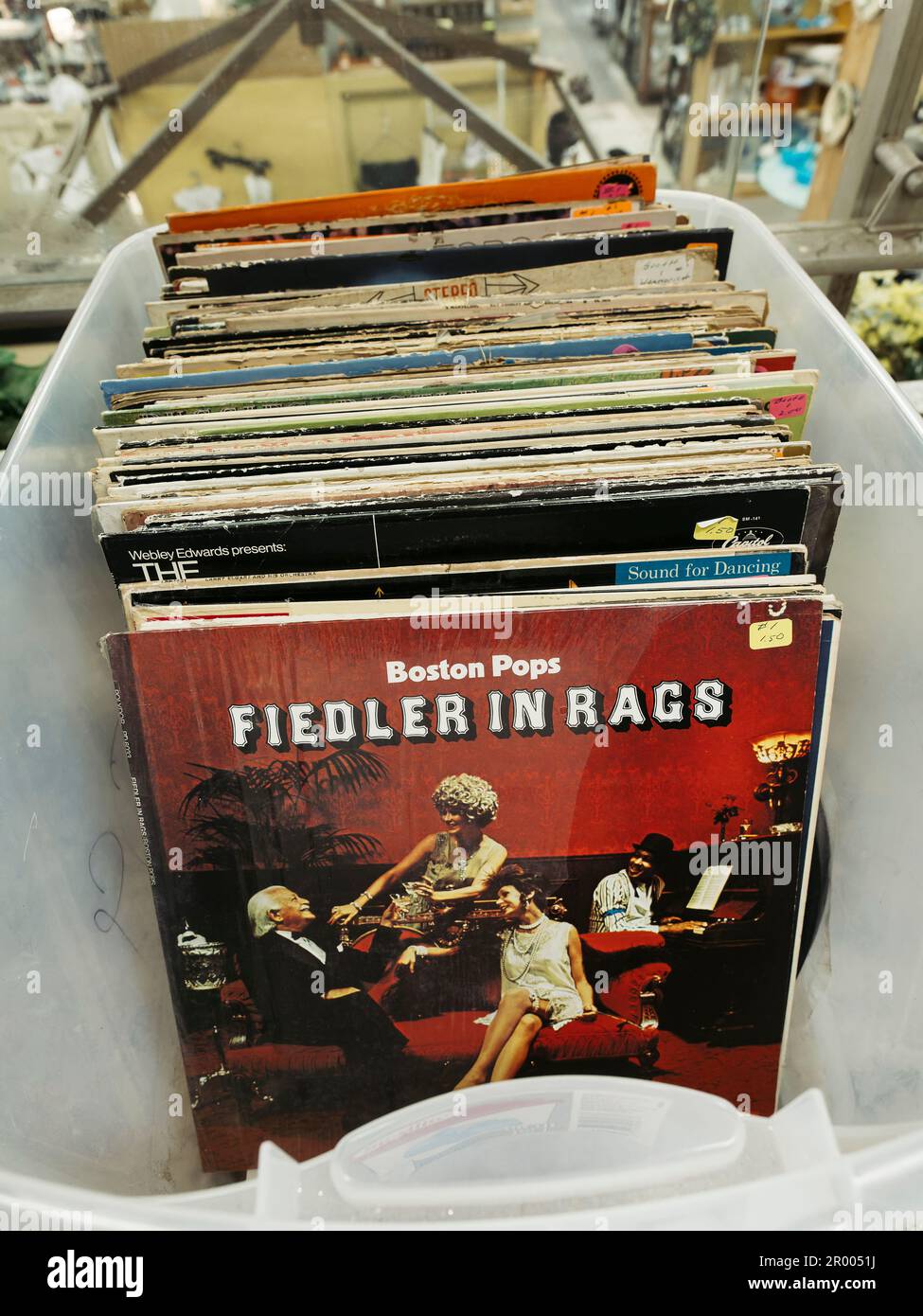 Alte alte alte Schallplatten oder LPs aus altem Vinyl, in Hüllen in einer Schachtel in einem Antiquitätengeschäft in Montgomery, Alabama, USA. Stockfoto