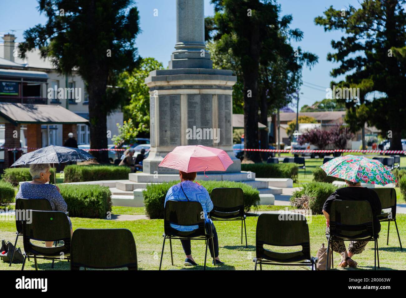 Gesellschaftlich distanzierte Sitzplätze während der Feierlichkeiten zum Gedenktag während der Covid-19-Pandemie 2020 mit Blick auf Cenotaph im Burdekin Park Stockfoto