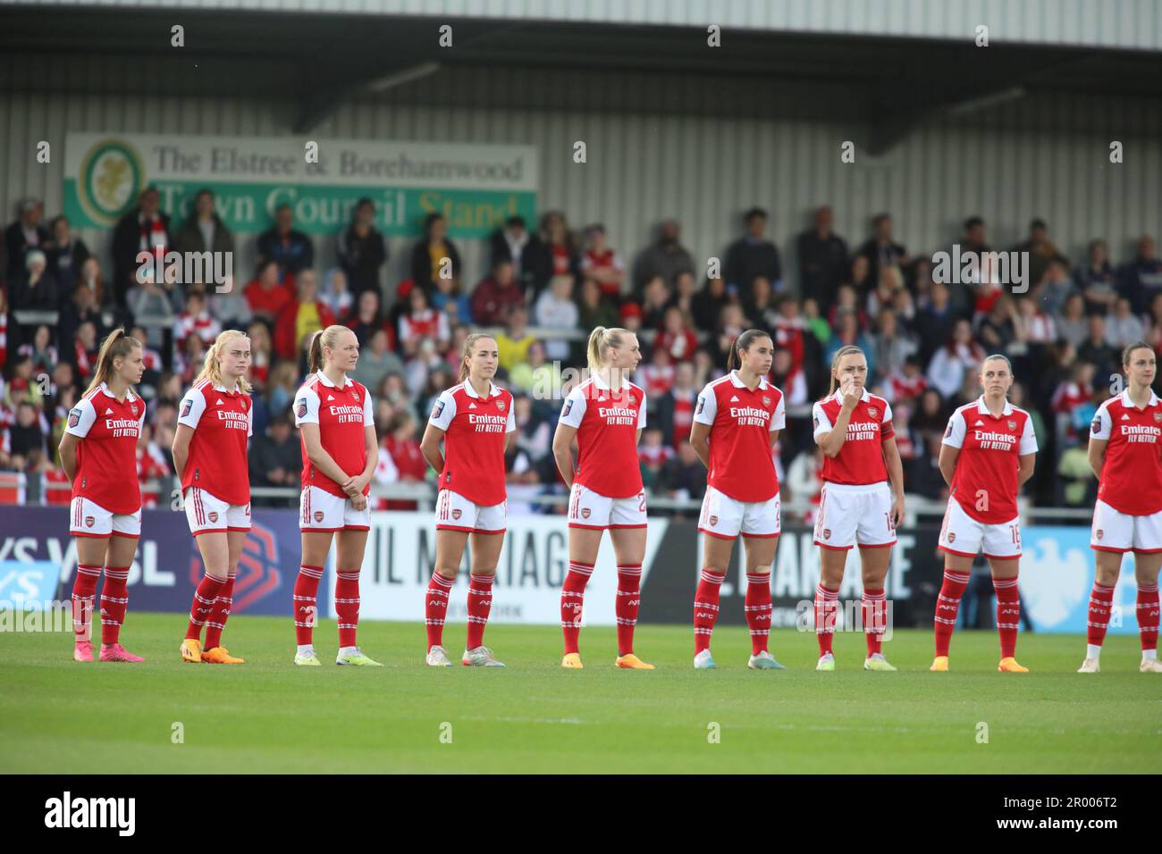London, Großbritannien. 05. Mai 2023. London, England, Mai 5. 2023: Arsenal-Spieler hören die Nationalhymne vor dem FA Women's Super League-Spiel zwischen Arsenal und Leicester City im Meadow Park in London, England. (Alexander Canillas/SPP) Guthaben: SPP Sport Press Photo. Alamy Live News Stockfoto