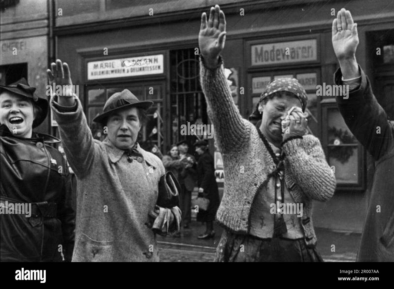 Die Menschen der tschechischen Stadt Cheb (Eger) grüßen die deutschen Truppen, die im Oktober 1938 im Anschluss des Sudetenland in die Stadt einmarschieren.eine der Frauen ist in Freudenstränen. Nach der Annexion von Ausrtia verlangte Hitler, dass er in die Sudetenregion der Tschechoslowakei überführt wird. Auf der Münchner Konferenz im September 1938 stimmten die westlichen Mächte dem zu, und die nazis besetzten das Gebiet. Kurz nachdem Hitler sein Versprechen gebrochen hatte und in den Rest der Tschechoslowakei einmarschierte, widmete er sich Polen. Stockfoto