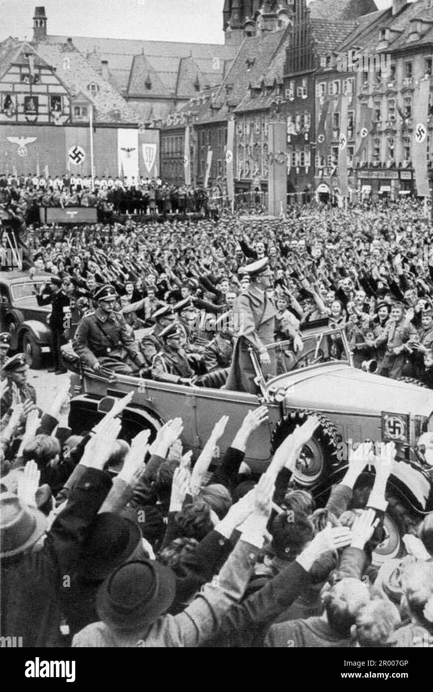 Adolf Hitler fährt am 3. Oktober 1938 nach der Annexion des Sudetenland durch die Menge in Eger/Cheb. Nach der Annexion Österreichs verlangte Hitler, dass er in die Region Sudeten der Tschechoslowakei aufgenommen wird. Auf der Münchner Konferenz im September 1938 stimmten die westlichen Mächte dem zu, und die nazis besetzten das Gebiet. Kurz nachdem Hitler sein Versprechen gebrochen hatte und in den Rest der Tschechoslowakei einmarschierte, widmete er sich Polen. Stockfoto