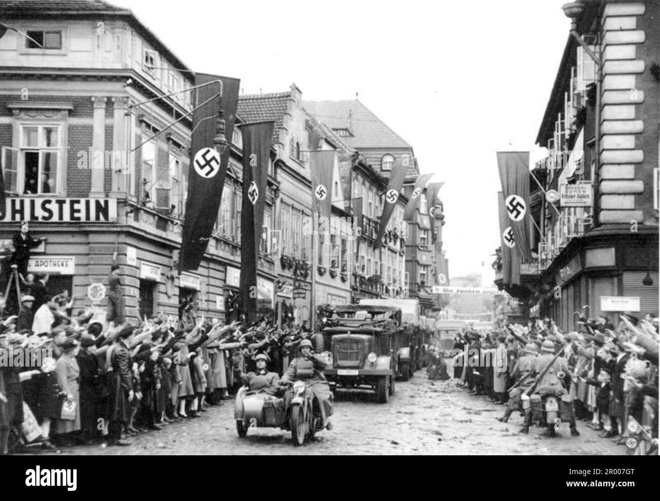 Nach der Annexion des Sudetenlands kommen deutsche Mechanisierungstruppen nach Saaz in die Tschechoslowakei. Nach der Annexion Österreichs verlangte Hitler, dass er in die Region Sudeten der Tschechoslowakei aufgenommen wird. Auf der Münchner Konferenz im September 1938 stimmten die westlichen Mächte dem zu, und die nazis besetzten das Gebiet. Kurz nachdem Hitler sein Versprechen gebrochen hatte und in den Rest der Tschechoslowakei einmarschierte, widmete er sich Polen. Bundesarchiv, Bild 146-1970-005-28/CC-BY-SA 3,0 Stockfoto
