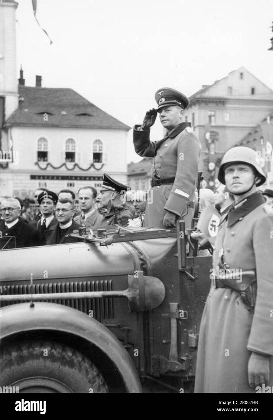 General Gerd von Rundstedt begrüßt seine Truppen, die nach der Annexion Sudetenlands im Oktober 1938 in Saaz vorbeimarschierten. Nach der Annexion Österreichs verlangte Hitler, dass er in die Region Sudeten der Tschechoslowakei aufgenommen wird. Auf der Münchner Konferenz im September 1938 stimmten die westlichen Mächte dem zu, und die nazis besetzten das Gebiet. Kurz nachdem Hitler sein Versprechen gebrochen hatte und in den Rest der Tschechoslowakei einmarschierte, widmete er sich Polen. Bundesarchiv, Bild 146-2006-0018/CC-BY-SA 3,0 Stockfoto