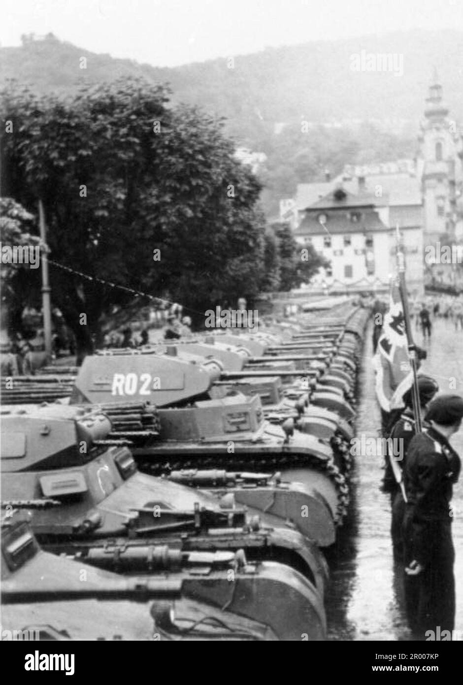 Eine Panzerparade auf dem Stadtplatz Karlsbad in der Tschechoslowakei im Oktober 1938 nach der Annexion Sudetlands. Nach der Annexion Österreichs verlangte Hitler, dass er in die Region Sudeten der Tschechoslowakei aufgenommen wird. Auf der Münchner Konferenz im September 1938 stimmten die westlichen Mächte dem zu, und die nazis besetzten das Gebiet. Kurz nachdem Hitler sein Versprechen gebrochen hatte und in den Rest der Tschechoslowakei einmarschierte, widmete er sich Polen. Bundesarchiv, Bild 146-2005-0178/CC-BY-SA 3,0 Stockfoto