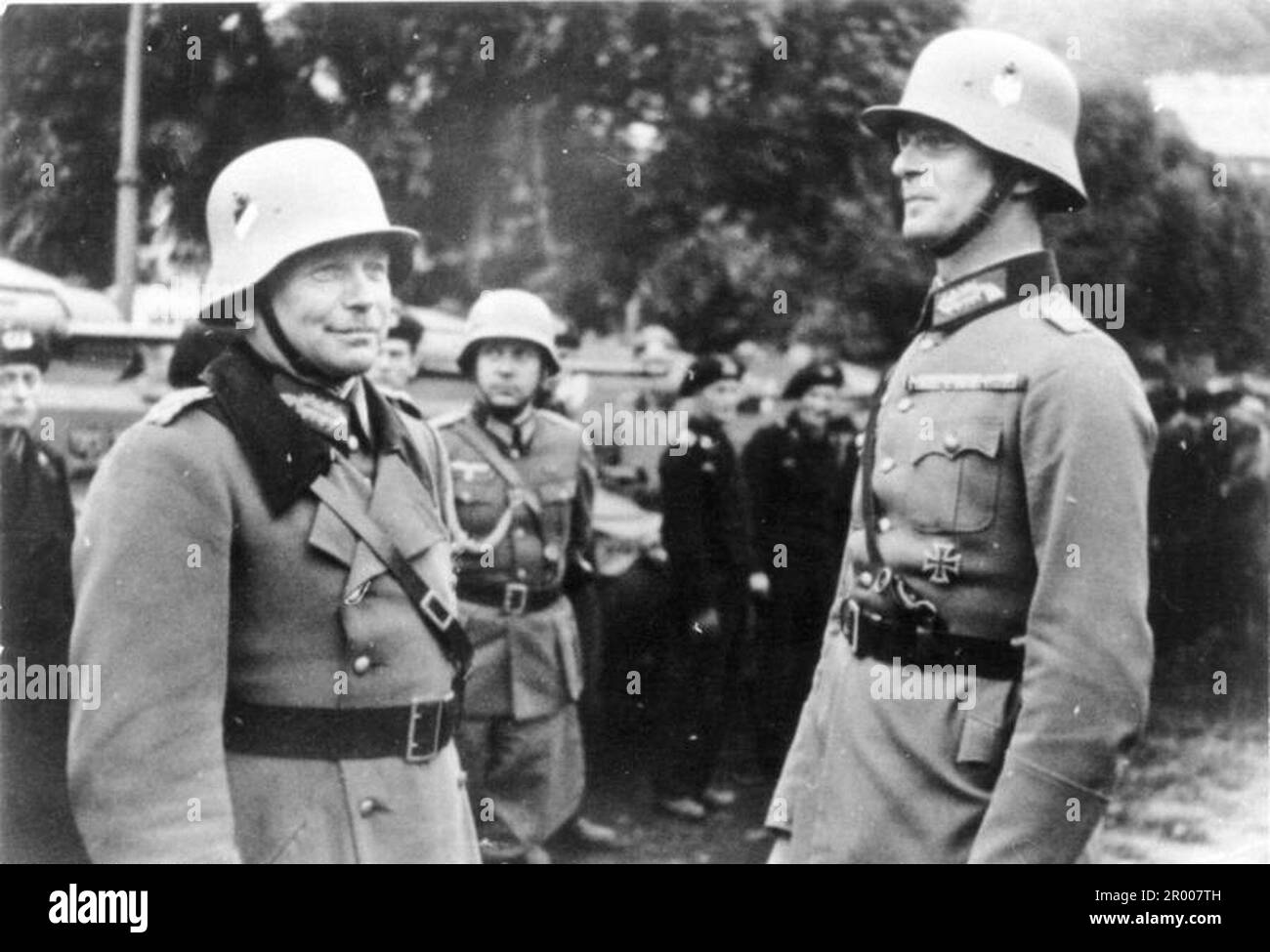 General Heinz Guderian (links) und General Georg-Hans Reinhardt zur Amtsübernahme während der Annexion des Sudetenland im Oktober 1938 Stockfoto