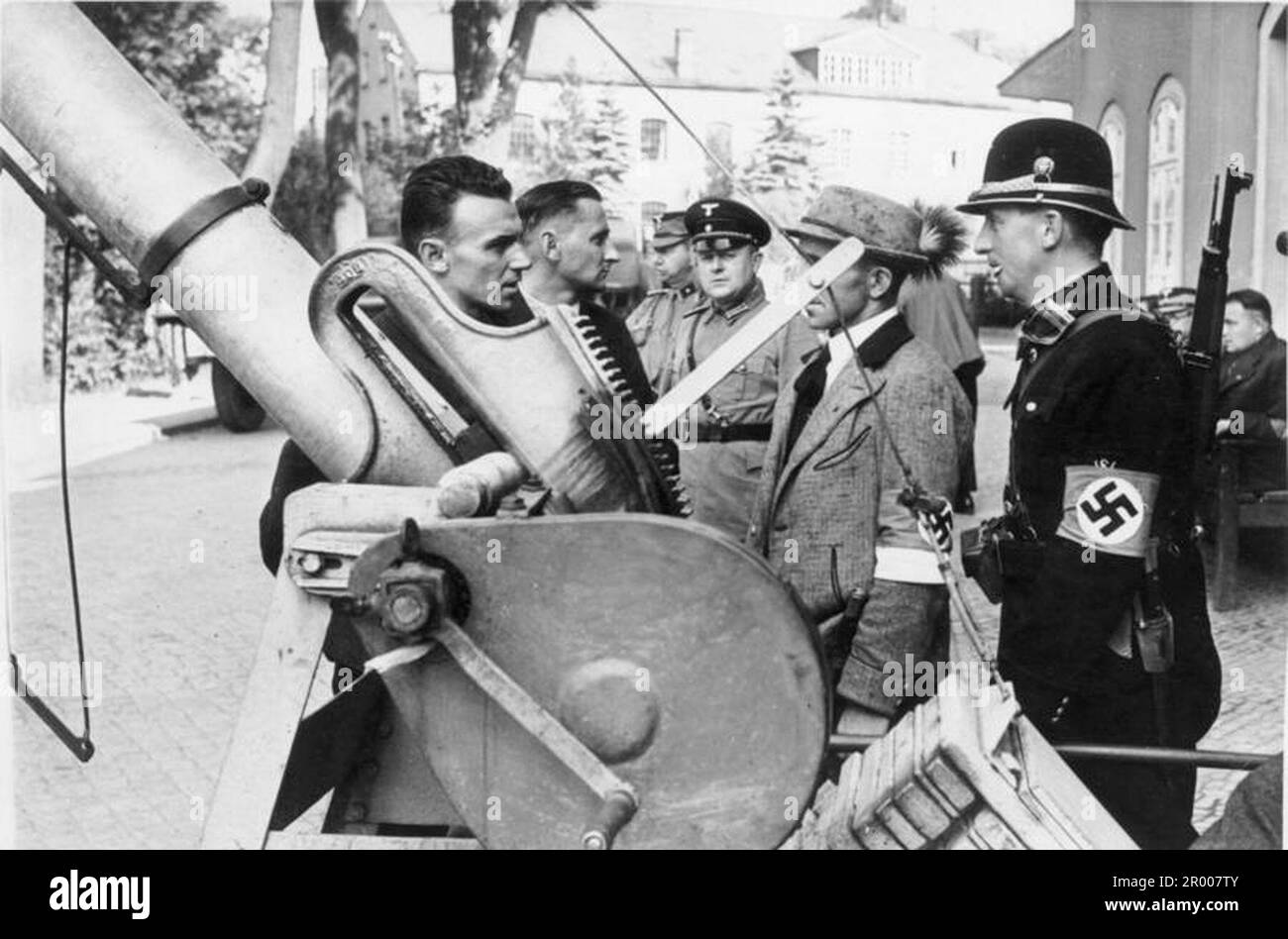 Ein Polizist aus Sudeten. In Uniform mit Hakenkreuz-Armband, mit deutschen Soldaten am Grenzübergang Sebnitz nach der Annexion des Sudetenlands. Nach der Annexion Österreichs verlangte Hitler, dass er in die Region Sudeten der Tschechoslowakei aufgenommen wird. Auf der Münchner Konferenz im September 1938 stimmten die westlichen Mächte dem zu, und die nazis besetzten das Gebiet. Kurz nachdem Hitler sein Versprechen gebrochen hatte und in den Rest der Tschechoslowakei einmarschierte, widmete er sich Polen. Bundesarchiv, Bild 146-1978-001-05/CC-BY-SA 3,0 Stockfoto