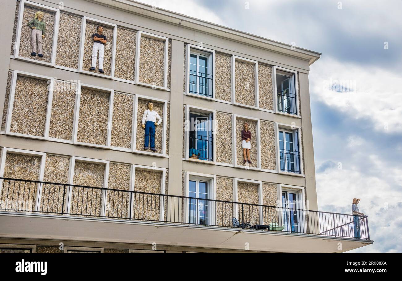 Lebensgroße Menschen stellen an einer Fassade in der Rue de Paris, Le Havre, seine-Maritime, Normandie, Frankreich, Figuren aus Stockfoto