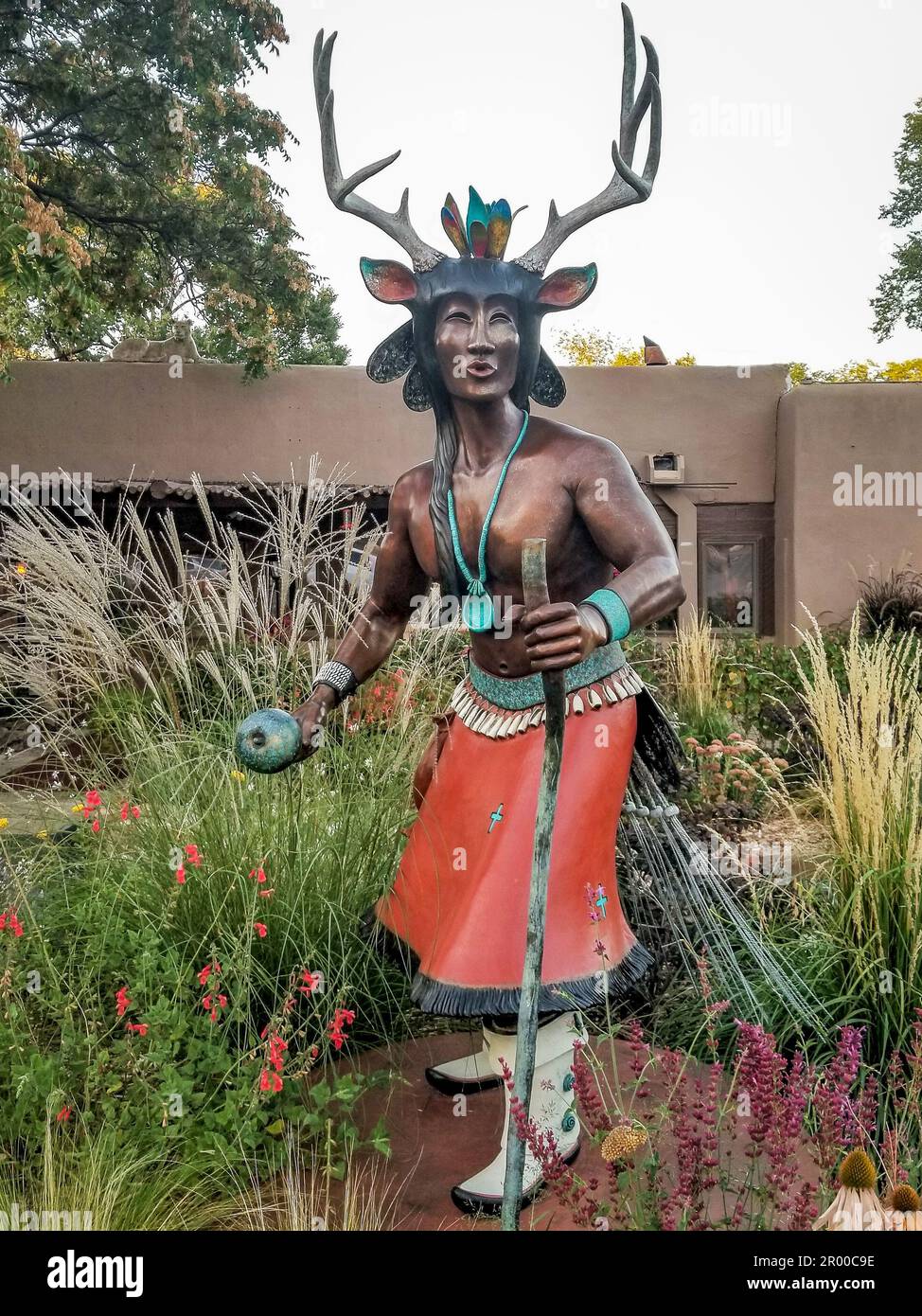 Die Ureinwohner-Statue befindet sich auf der Canyon Road in Santa Fe, New Mexico Stockfoto