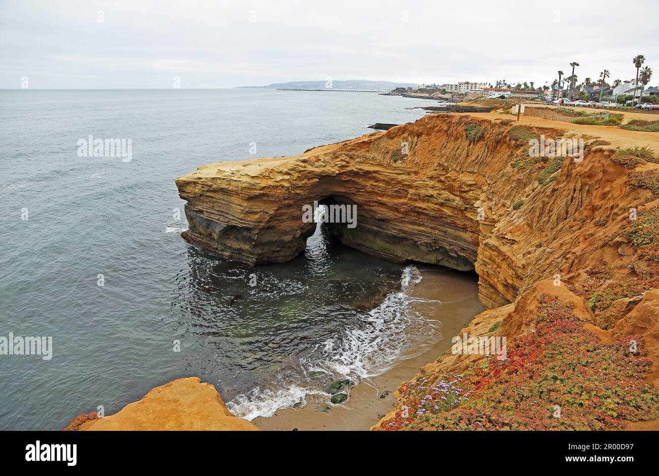 Klippen bei Sonnenuntergang mit natürlichem Bogen – San Diego, Kalifornien Stockfoto