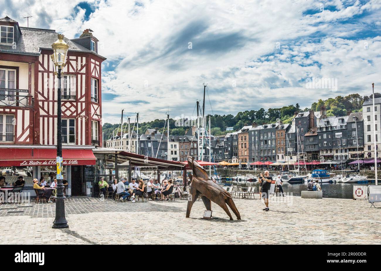 corten Stahlskulptur mit dem Titel „La Bête“ (das Biest) von Julian Allgre in Vieux-Bassin, dem alten Hafen von Honfleur, Departement Calvados, Normandie, Frankreich Stockfoto