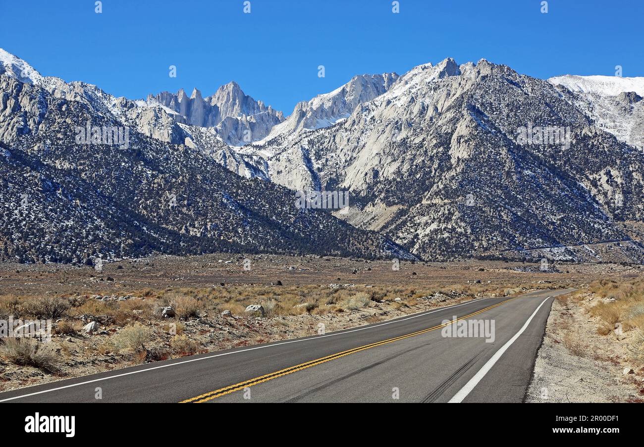 Straße in Alabama Hills – Sierra Nevada, Kalifornien Stockfoto