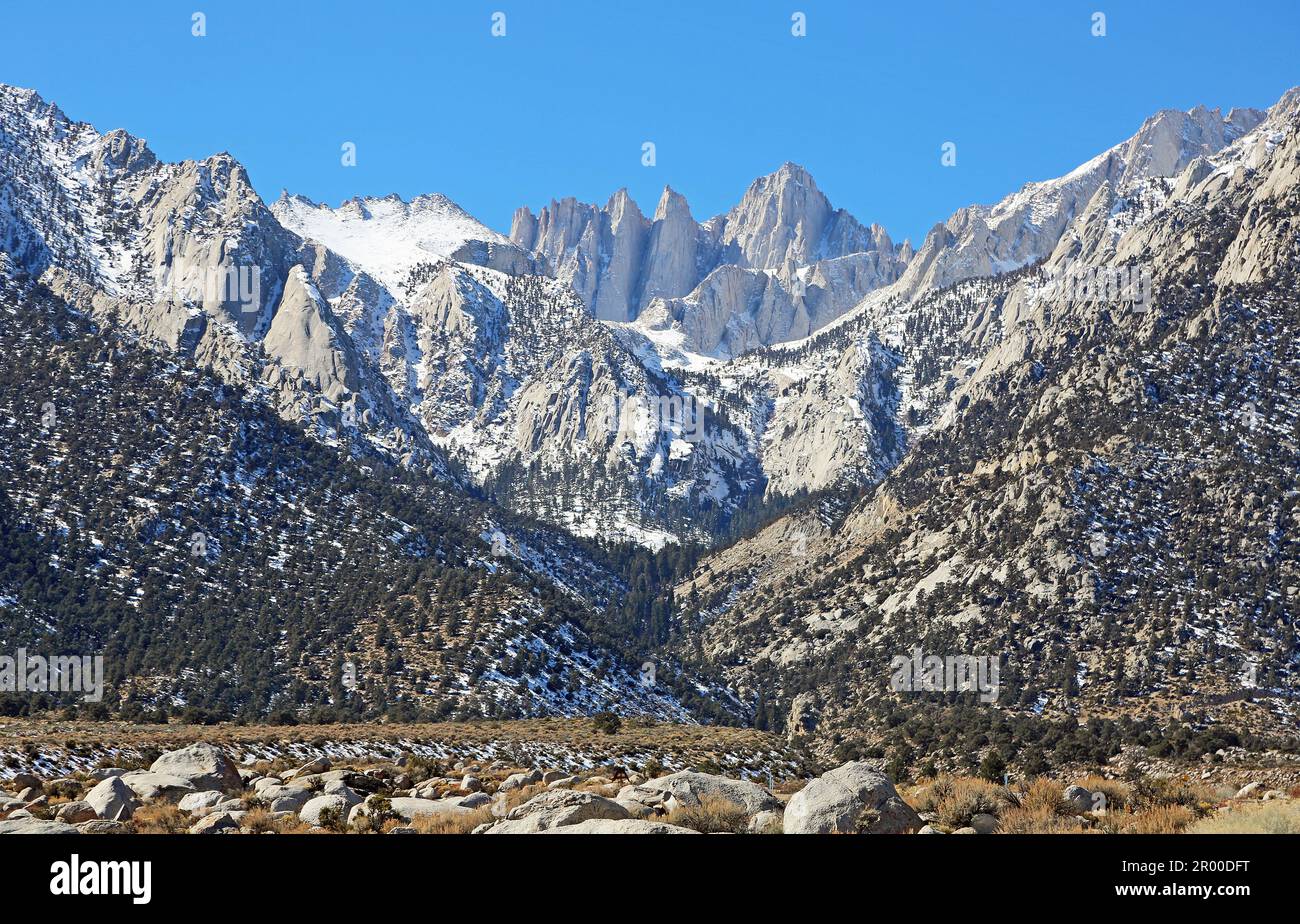 Mt Whitney über den Alabama Hills – Sierra Nevada, Kalifornien Stockfoto