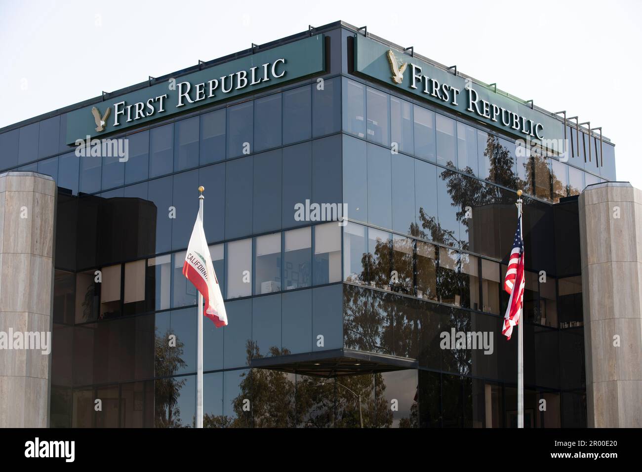 Newport Beach, Kalifornien, USA - 5. Mai 2023: Die Nachmittagssonne scheint auf eine Filiale der First Republic Bank, der drittgrößten Bank der Colla-Branche Stockfoto