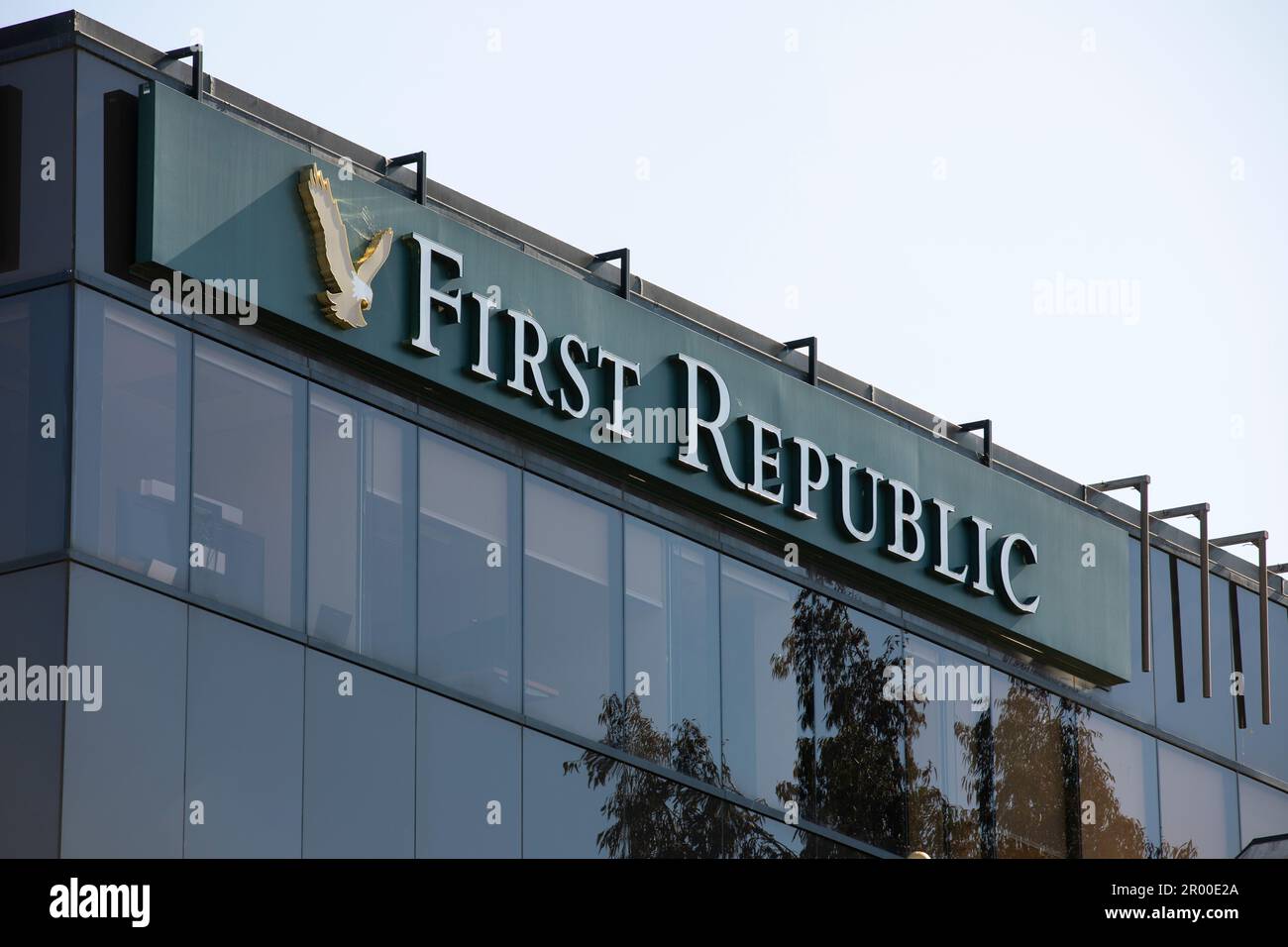 Newport Beach, Kalifornien, USA - 5. Mai 2023: Die Nachmittagssonne scheint auf eine Filiale der First Republic Bank, der drittgrößten Bank der Colla-Branche Stockfoto