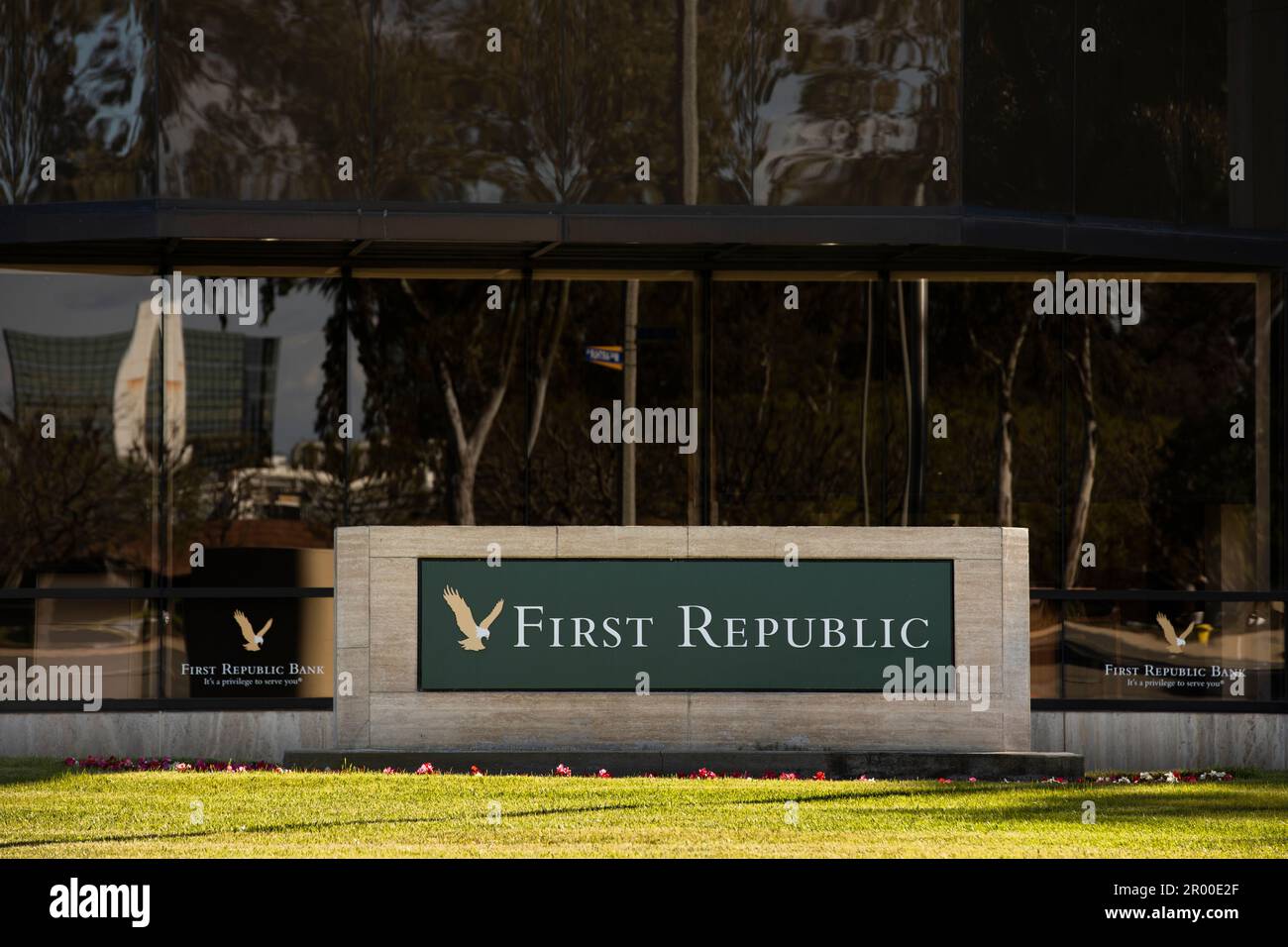 Newport Beach, Kalifornien, USA - 5. Mai 2023: Die Nachmittagssonne scheint auf eine Filiale der First Republic Bank, der drittgrößten Bank der Colla-Branche Stockfoto