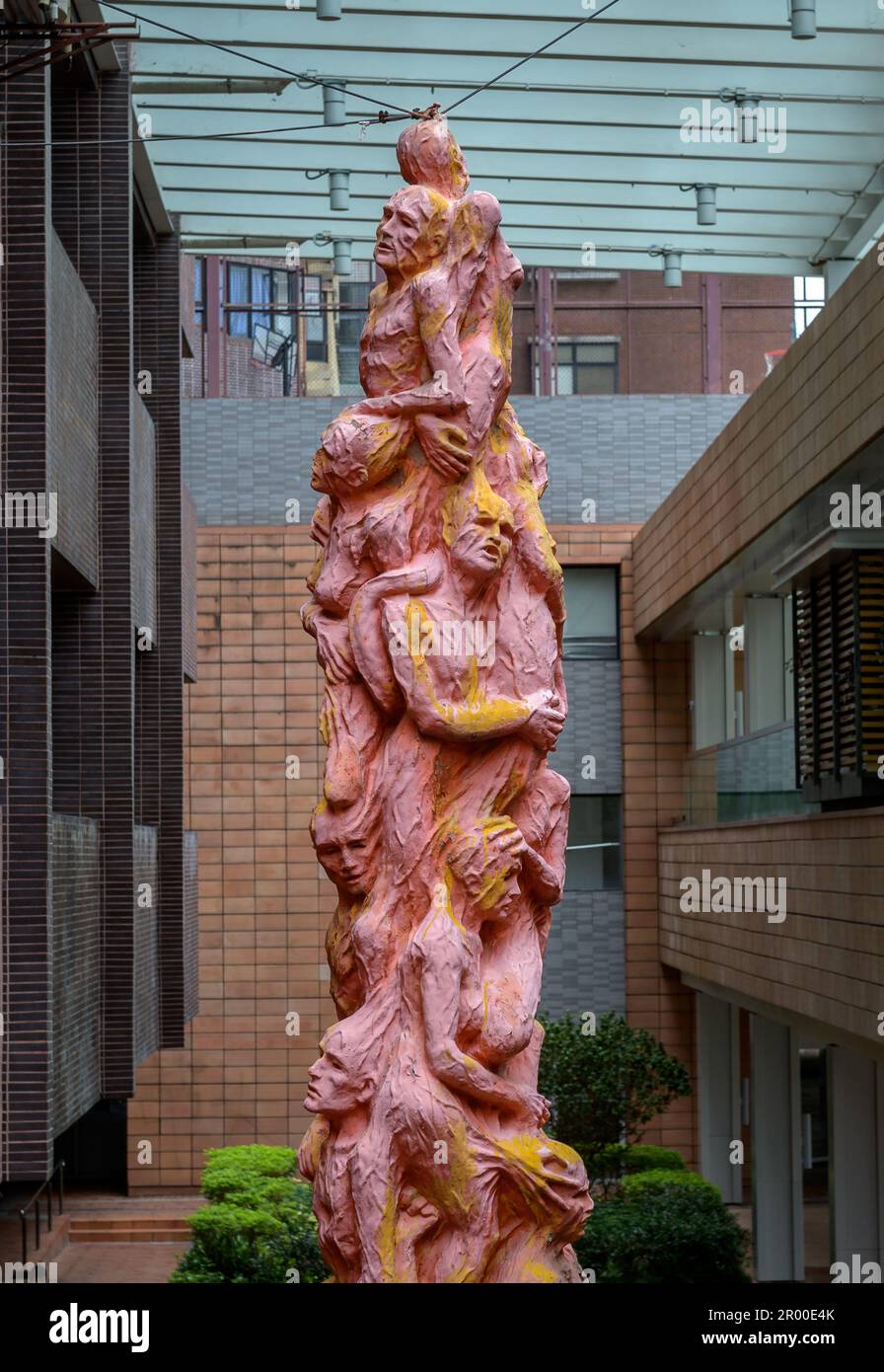 Hongkong, China. 22. Okt. 2021. Archivfoto des dänischen Künstlers Jens Galschiot's „Pillar of Sham“ an der Hong Kong University Pok Fu Lam Hong Kong. Die Skulptur ist eine Gedenkstätte für das Massaker auf dem Platz des Himmlischen Friedens von 1989. Die Skulptur, die 2021 aus der Ausstellung entfernt wurde, wurde am 5. Mai 2023 vom Nationalen Sicherheitsministerium der Polizei von Hongkong beschlagnahmt und zitierte „Aufstachelung zur Subversion“ während der Ausführung eines Durchsuchungsbefehls. Kredit: Jayne Russell/Alamy Live News Stockfoto