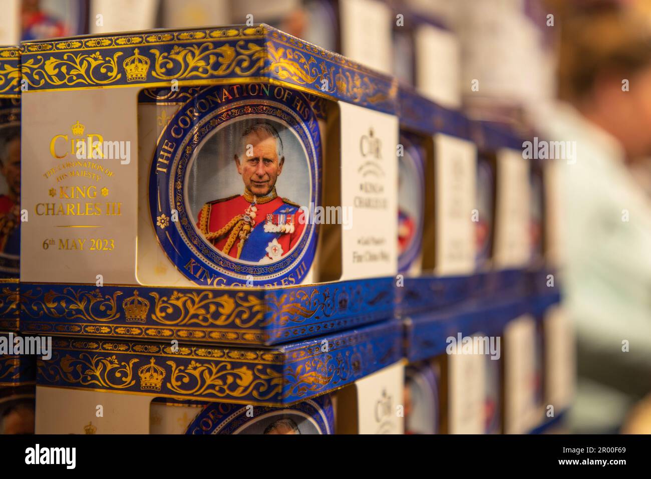 Paris, Frankreich. 05. Mai 2023. Eine Tasse König Karl III. Im Souvenirladen in London. Kredit: SOPA Images Limited/Alamy Live News Stockfoto