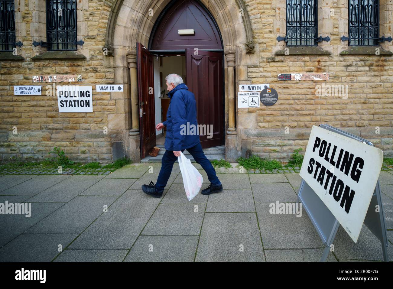 (230506) -- MANCHESTER, 6. Mai 2023 (Xinhua) -- Ein Mann geht an einem Wahllokal vorbei für Kommunalwahlen in Manchester, Großbritannien, 4. Mai 2023. Die regierende konservative Partei Großbritanniens hat bei Kommunalwahlen in ganz England über 1.000 Sitze verloren, die letzten Wahlergebnisse zeigten am Freitag. Bis Freitagabend hatten 222 von 230 Räten bereits ihre Ergebnisse bekannt gegeben, wobei die Konservativen die Kontrolle über 45 Rathäuser verloren und die 1.040 Ratsmitglieder der Partei dabei ihre Arbeitsplätze verloren. Die Auszählung wird jedoch erst am Dienstag abgeschlossen sein, wenn der letzte rat, Redcar und Cleveland, seine RE bekannt gibt Stockfoto