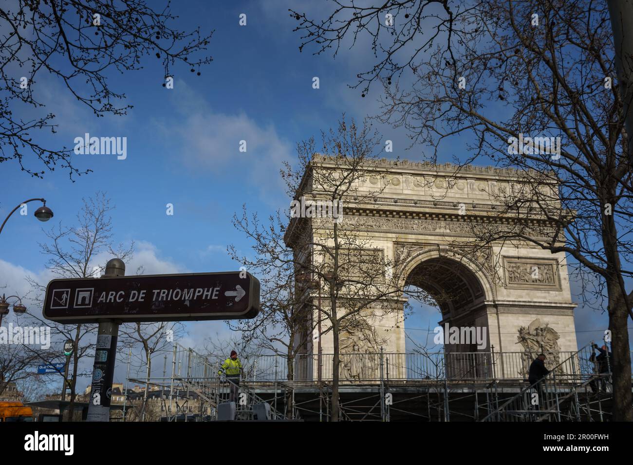 Schild mit der Unterführung zum Arc de Triomphe in Paris, Frankreich. 25. März 2023. Stockfoto