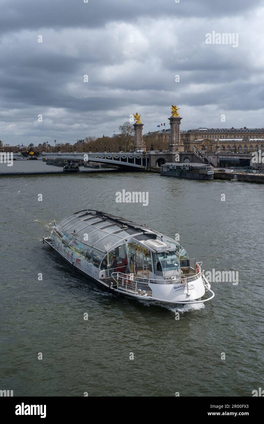 Die Besichtigungstour mit dem Boot neben der Brücke Pont Alexandre III in Paris, Frankreich. 25. März 2023. Stockfoto