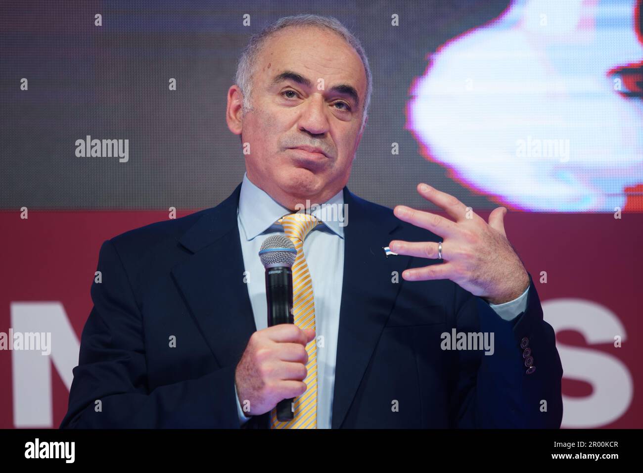 Bukarest, Rumänien. 5. Mai 2023: Garry Kasparov, ehemaliger russischer Schachgroßmeister, der beste Schachspieler aller Zeiten, beantwortet die Fragen in einer Pressekonferenz während der Eröffnungszeremonie des Superbet Chess Classic Romania 2023, der ersten Etappe der Grand Chess Tour 2023, die am 5. Mai 2023 in Bukarest stattfand. Während der 10 Turniertage vom 5. Bis 15. Mai treten zehn der besten FIDE-bewerteten Spieler an. Kredit: Lucian Alecu/Alamy Live News Stockfoto