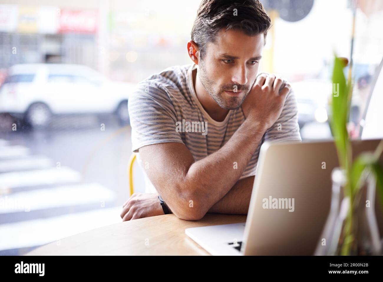 Laptop, Denker und Freiberufler, die in einem Restaurant arbeiten, als Fernarbeiter in einem Café oder Café und eine E-Mail lesen. Internet, Website oder ernst Stockfoto