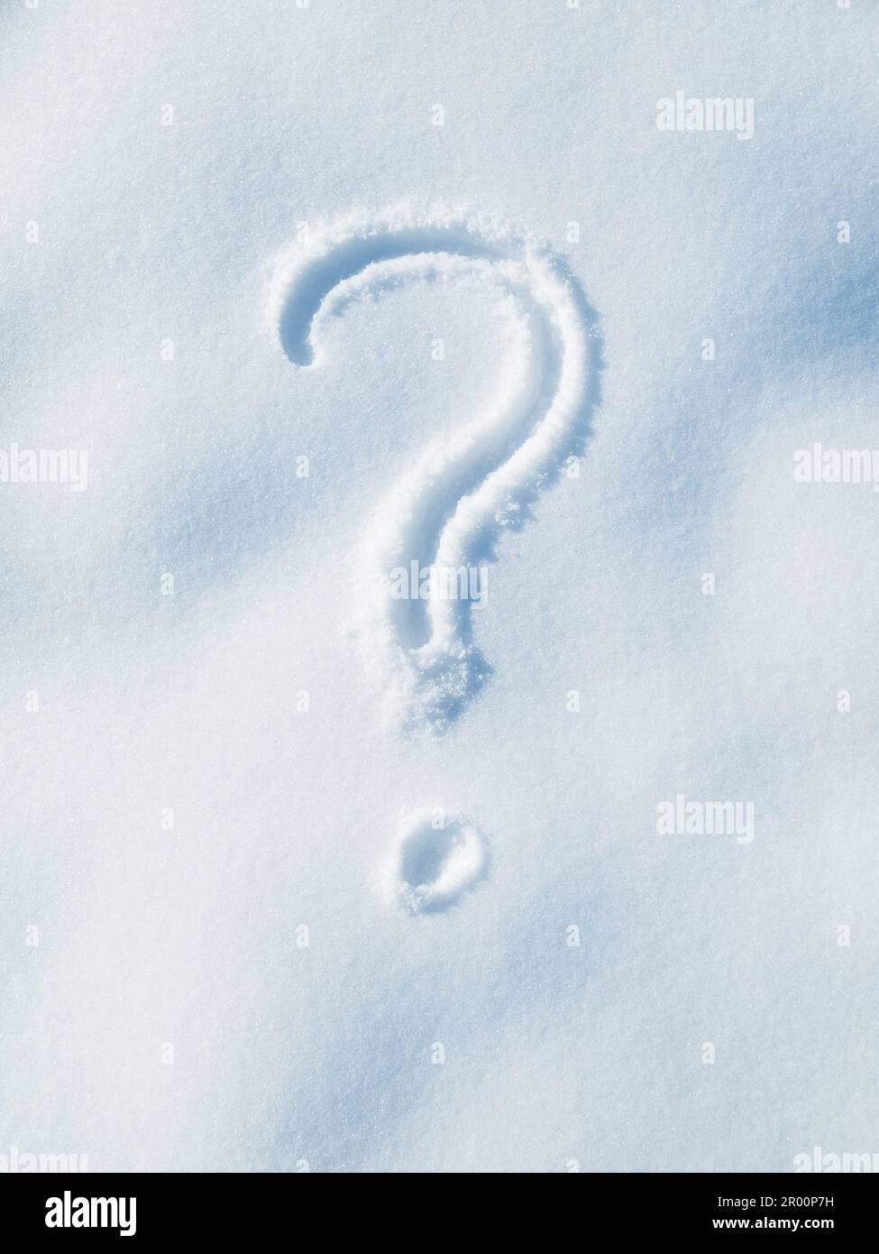 Fragezeichen im Schnee, Winter und Zeichen, Ikonen oder Symbole im Freien mit Interpunktion. Grammatik, Fragen und Denken mit Zweifeln, Entscheidung und Stockfoto